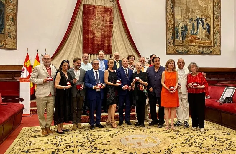 Entrega de medallas del 30 Aniversario de la Cátedra de Danza Alicia Alonso, en el Paraninfo de la Universidad de Salamanca