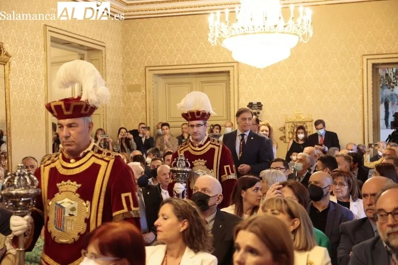 Entrega a Manuel Muiños del título de Hijo Adoptivo de Salamanca, en un acto celebrado en el Ayuntamiento. Foto de David Sañudo