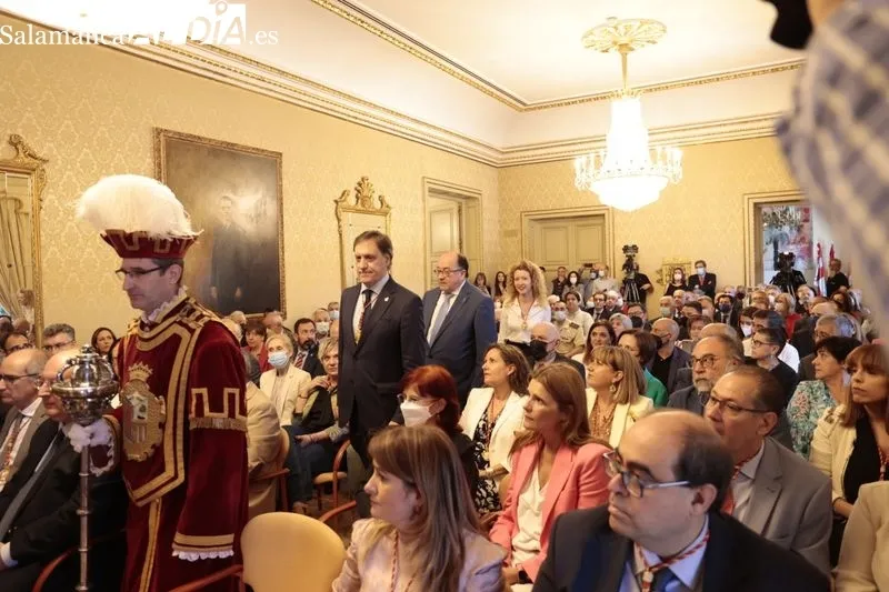 Entrega a Manuel Muiños del título de Hijo Adoptivo de Salamanca, en un acto celebrado en el Ayuntamiento. Foto de David Sañudo