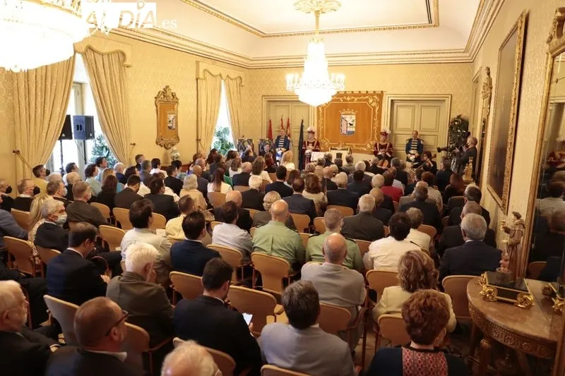 Entrega a Manuel Muiños del título de Hijo Adoptivo de Salamanca, en un acto celebrado en el Ayuntamiento. Foto de David Sañudo