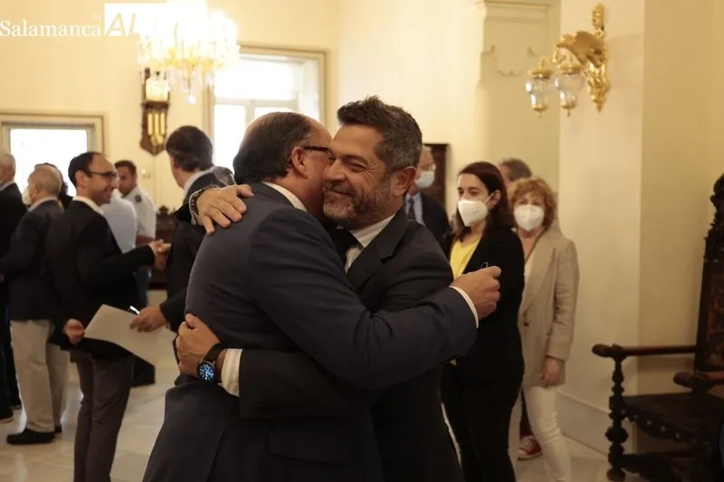 Entrega a Manuel Muiños del título de Hijo Adoptivo de Salamanca, en un acto celebrado en el Ayuntamiento. Foto de David Sañudo