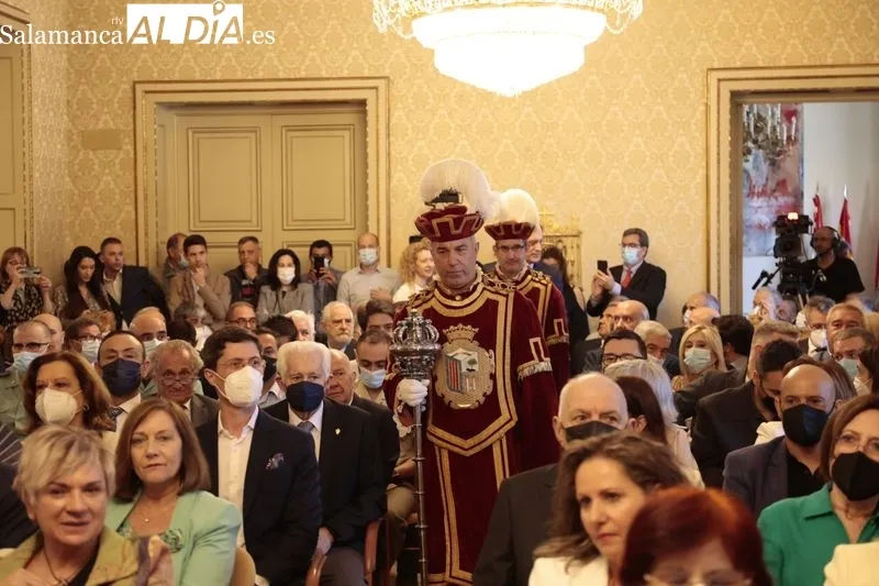 Entrega a Manuel Muiños del título de Hijo Adoptivo de Salamanca, en un acto celebrado en el Ayuntamiento. Foto de David Sañudo