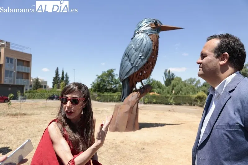 El alcalde de Santa Marta, David Mingo y la artista, Coral Corona, presentarán la nueva escultura del proyecto de 'Arte Emboscado'. Foto de David Sañudo