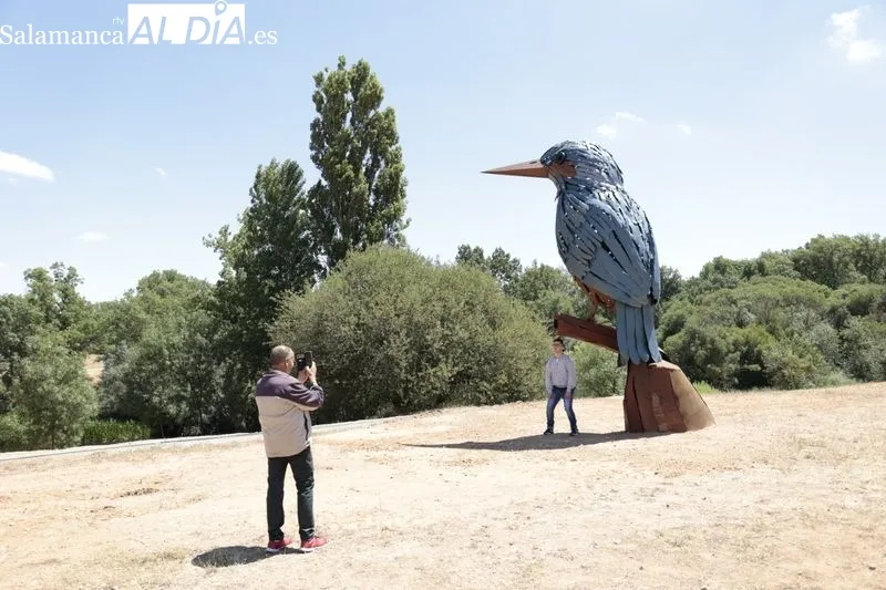 El alcalde de Santa Marta, David Mingo y la artista, Coral Corona, presentarán la nueva escultura del proyecto de 'Arte Emboscado'. Foto de David Sañudo