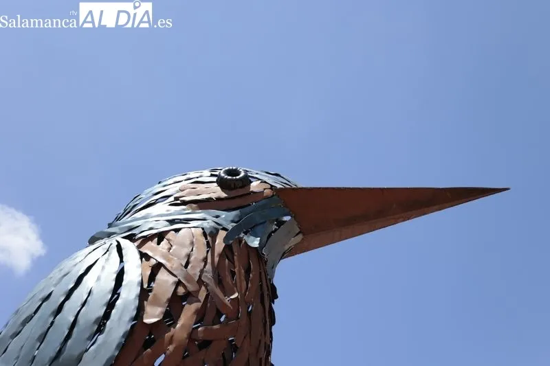 El alcalde de Santa Marta, David Mingo y la artista, Coral Corona, presentarán la nueva escultura del proyecto de 'Arte Emboscado'. Foto de David Sañudo