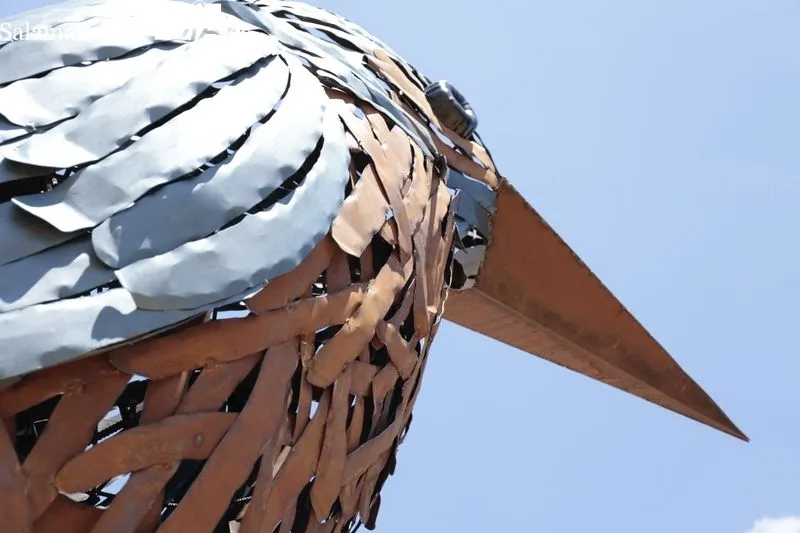 El alcalde de Santa Marta, David Mingo y la artista, Coral Corona, presentarán la nueva escultura del proyecto de 'Arte Emboscado'. Foto de David Sañudo