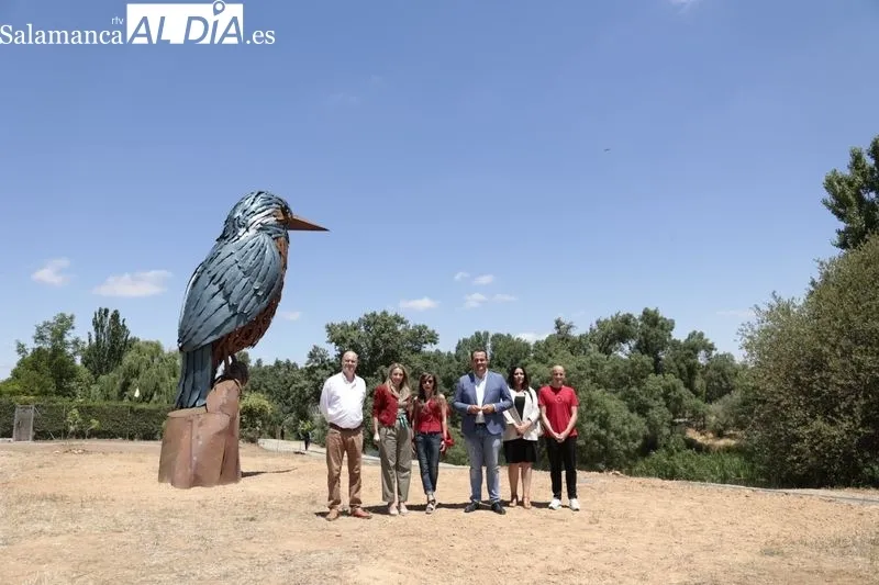 El alcalde de Santa Marta, David Mingo y la artista, Coral Corona, presentarán la nueva escultura del proyecto de 'Arte Emboscado'. Foto de David Sañudo