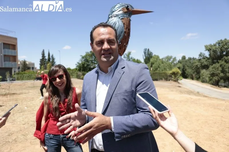 El alcalde de Santa Marta, David Mingo y la artista, Coral Corona, presentarán la nueva escultura del proyecto de 'Arte Emboscado'. Foto de David Sañudo
