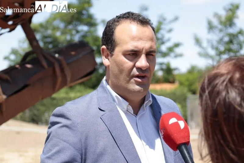 El alcalde de Santa Marta, David Mingo y la artista, Coral Corona, presentarán la nueva escultura del proyecto de 'Arte Emboscado'. Foto de David Sañudo