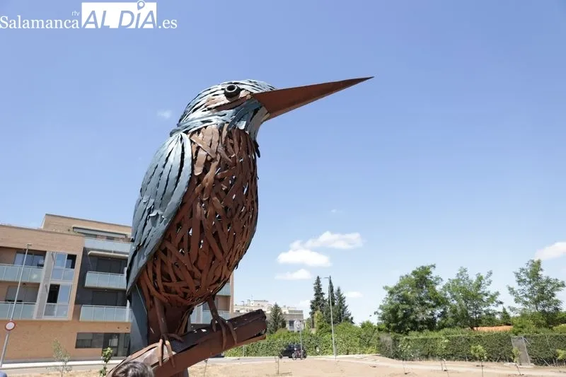 El alcalde de Santa Marta, David Mingo y la artista, Coral Corona, presentarán la nueva escultura del proyecto de 'Arte Emboscado'. Foto de David Sañudo
