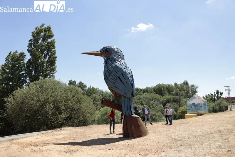 El alcalde de Santa Marta, David Mingo y la artista, Coral Corona, presentarán la nueva escultura del proyecto de 'Arte Emboscado'. Foto de David Sañudo