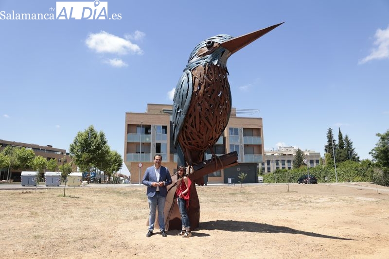 El alcalde de Santa Marta, David Mingo y la artista, Coral Corona, presentarán la nueva escultura del proyecto de 'Arte Emboscado'. Foto de David Sañudo