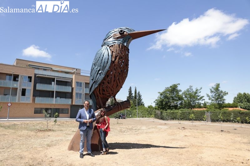 El alcalde de Santa Marta, David Mingo y la artista, Coral Corona, presentarán la nueva escultura del proyecto de 'Arte Emboscado'. Foto de David Sañudo