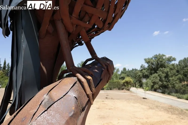 El alcalde de Santa Marta, David Mingo y la artista, Coral Corona, presentarán la nueva escultura del proyecto de 'Arte Emboscado'. Foto de David Sañudo