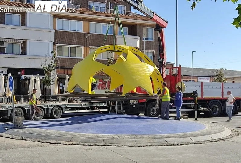 Instalación de la estructura que ocupará el centro de la  nueva glorieta de Tejares, en la avenida Juan Pablo II