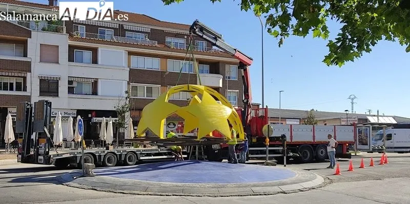 Instalación de la estructura que ocupará el centro de la  nueva glorieta de Tejares, en la avenida Juan Pablo II