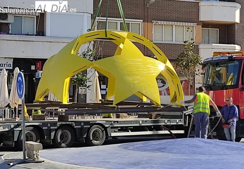 Instalación de la estructura que ocupará el centro de la  nueva glorieta de Tejares, en la avenida Juan Pablo II