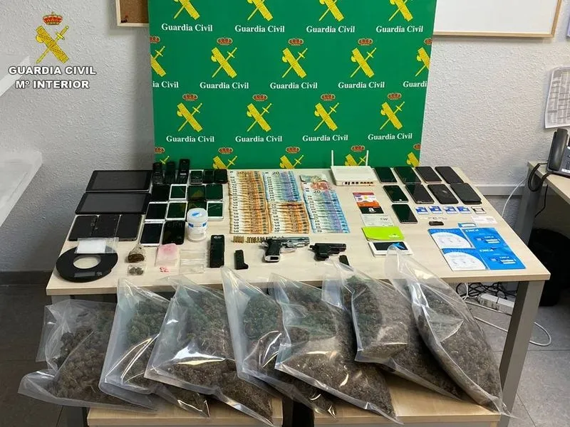 Imágenes facilitadas por la Guardia Civil de la operación Rulsimlute, que ha permitido desarticular un grupo criminal especializado en ciberestafas por los métodos de 'phising' y de 'SIM swapping'