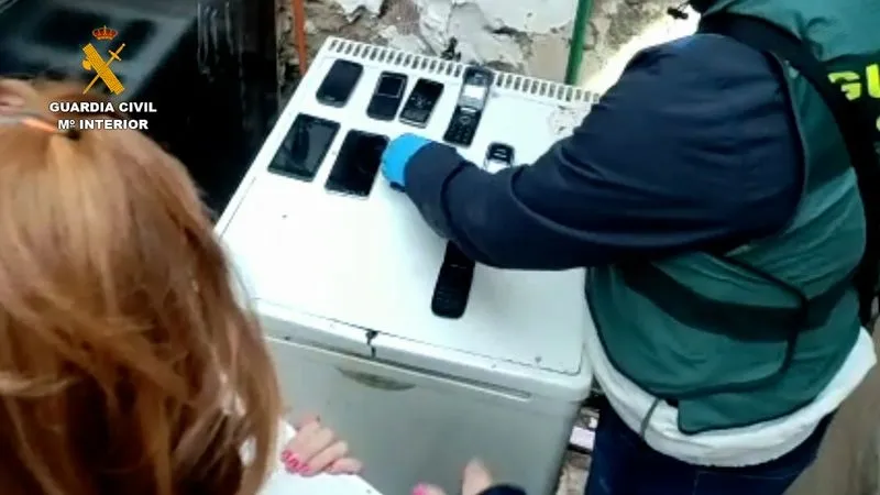 Imágenes facilitadas por la Guardia Civil de la operación Rulsimlute, que ha permitido desarticular un grupo criminal especializado en ciberestafas por los métodos de 'phising' y de 'SIM swapping'