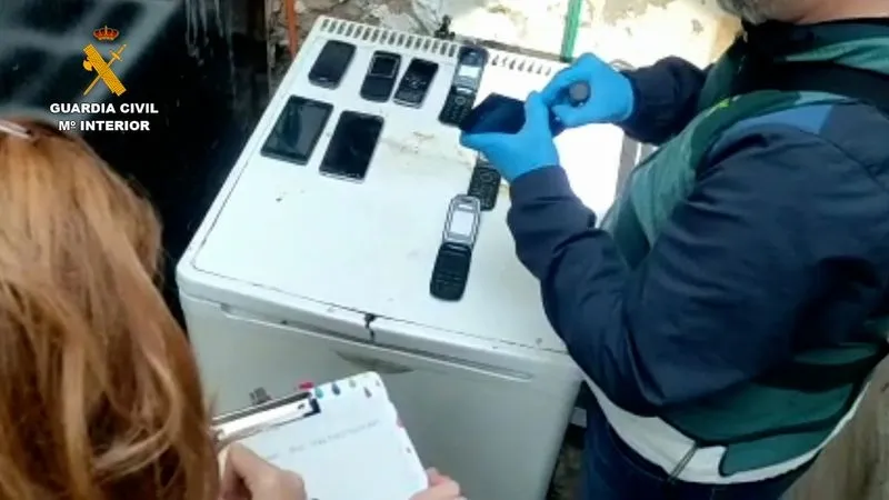 Imágenes facilitadas por la Guardia Civil de la operación Rulsimlute, que ha permitido desarticular un grupo criminal especializado en ciberestafas por los métodos de 'phising' y de 'SIM swapping'