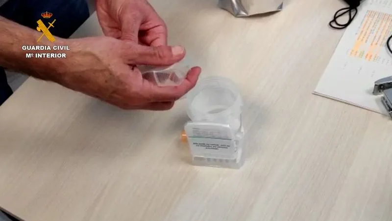 Imágenes facilitadas por la Guardia Civil de la operación Rulsimlute, que ha permitido desarticular un grupo criminal especializado en ciberestafas por los métodos de 'phising' y de 'SIM swapping'