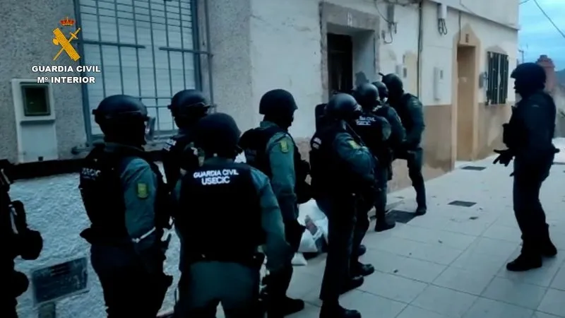 Imágenes facilitadas por la Guardia Civil de la operación Rulsimlute, que ha permitido desarticular un grupo criminal especializado en ciberestafas por los métodos de 'phising' y de 'SIM swapping'
