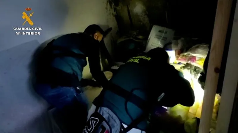 Imágenes facilitadas por la Guardia Civil de la operación Rulsimlute, que ha permitido desarticular un grupo criminal especializado en ciberestafas por los métodos de 'phising' y de 'SIM swapping'