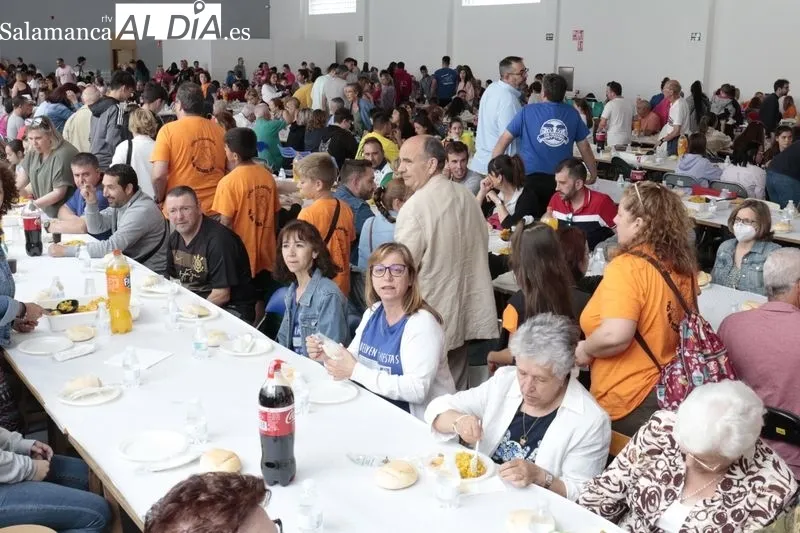 Paellada popular en Villares de la Reina. Foto de David Sañudo