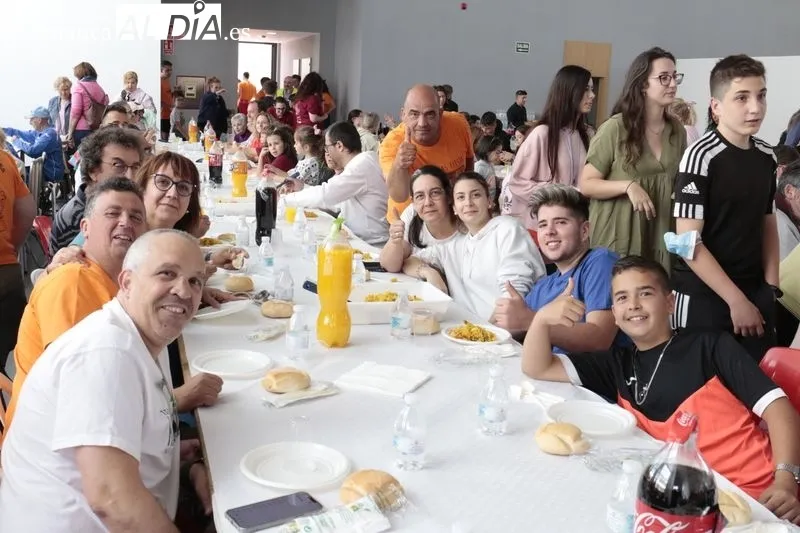 Paellada popular en Villares de la Reina. Foto de David Sañudo