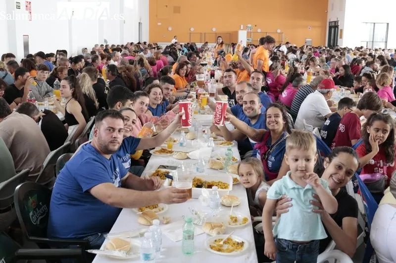 Paellada popular en Villares de la Reina. Foto de David Sañudo