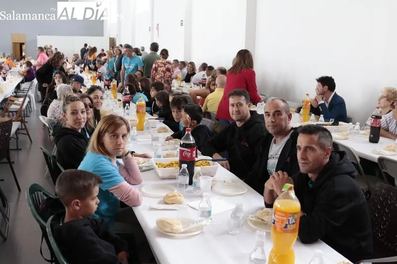 Paellada popular en Villares de la Reina. Foto de David Sañudo