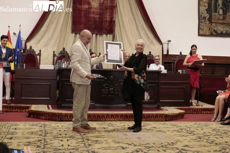Entrega de medallas del 30 Aniversario de la Cátedra de Danza Alicia Alonso, en el Paraninfo de la Universidad de Salamanca. Foto de David Sañudo