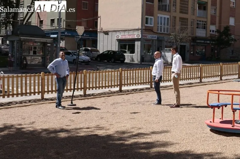 Visita del alcalde de Salamanca, Carlos García Carbayo, al barrio de San José para ver la mejora juegos infantiles e infraestructuras deportivas. Foto de David Sañudo