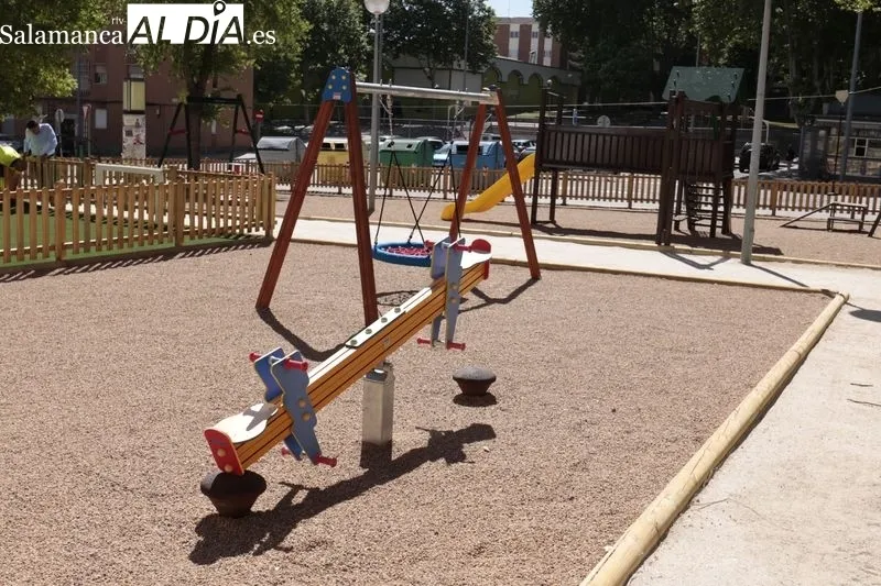 Visita del alcalde de Salamanca, Carlos García Carbayo, al barrio de San José para ver la mejora juegos infantiles e infraestructuras deportivas. Foto de David Sañudo