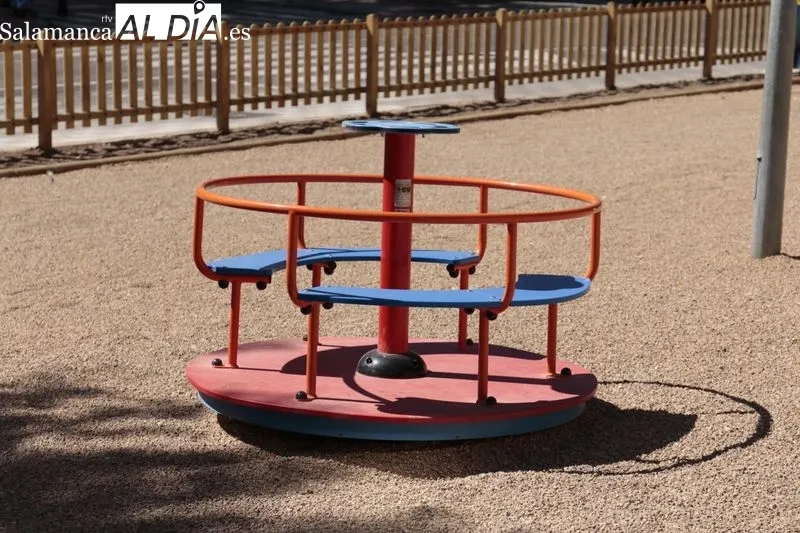 Visita del alcalde de Salamanca, Carlos García Carbayo, al barrio de San José para ver la mejora juegos infantiles e infraestructuras deportivas. Foto de David Sañudo