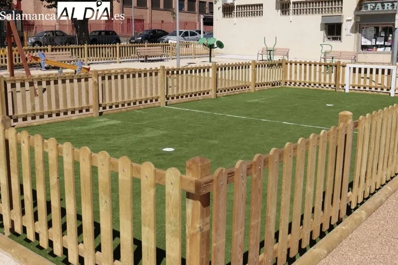 Visita del alcalde de Salamanca, Carlos García Carbayo, al barrio de San José para ver la mejora juegos infantiles e infraestructuras deportivas. Foto de David Sañudo