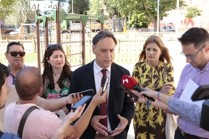 Visita del alcalde de Salamanca, Carlos García Carbayo, al barrio de San José para ver la mejora juegos infantiles e infraestructuras deportivas. Foto de David Sañudo