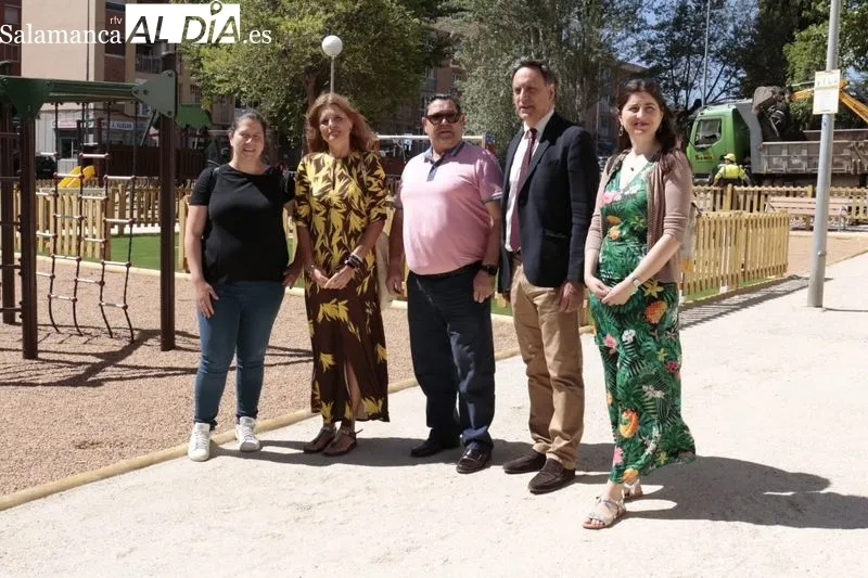 Visita del alcalde de Salamanca, Carlos García Carbayo, al barrio de San José para ver la mejora juegos infantiles e infraestructuras deportivas. Foto de David Sañudo