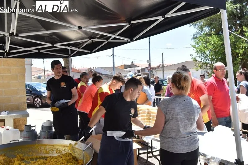 Paellada popular en Pelabravo, con motivo de las fiestas de San Juan Bautista. Foto Vanesa Martins