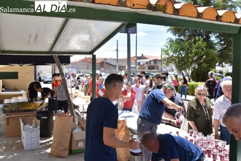 Paellada popular en Pelabravo, con motivo de las fiestas de San Juan Bautista. Foto Vanesa Martins