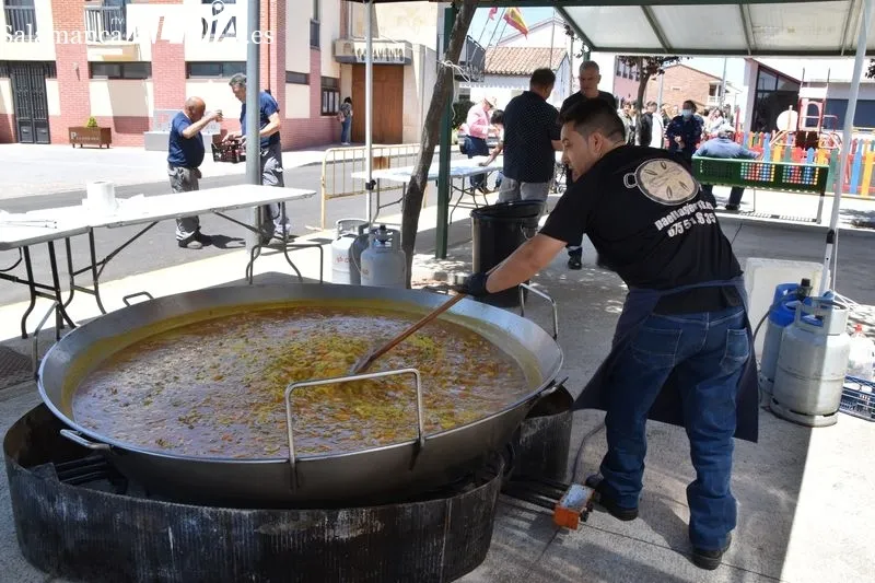 Paellada popular en Pelabravo, con motivo de las fiestas de San Juan Bautista. Foto Vanesa Martins