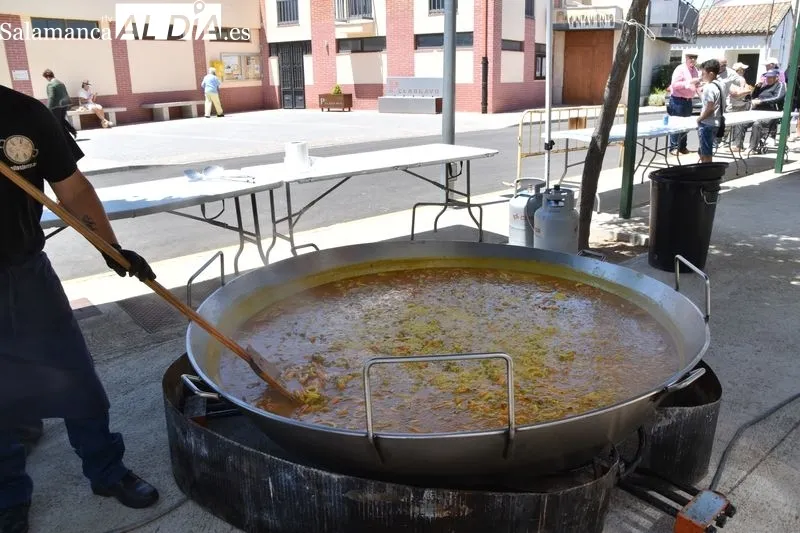 Paellada popular en Pelabravo, con motivo de las fiestas de San Juan Bautista. Foto Vanesa Martins