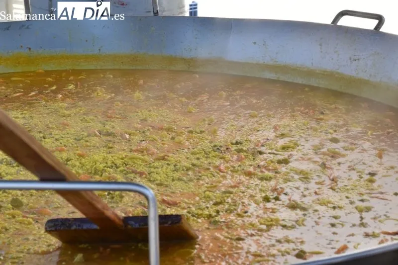 Paellada popular en Pelabravo, con motivo de las fiestas de San Juan Bautista. Foto Vanesa Martins