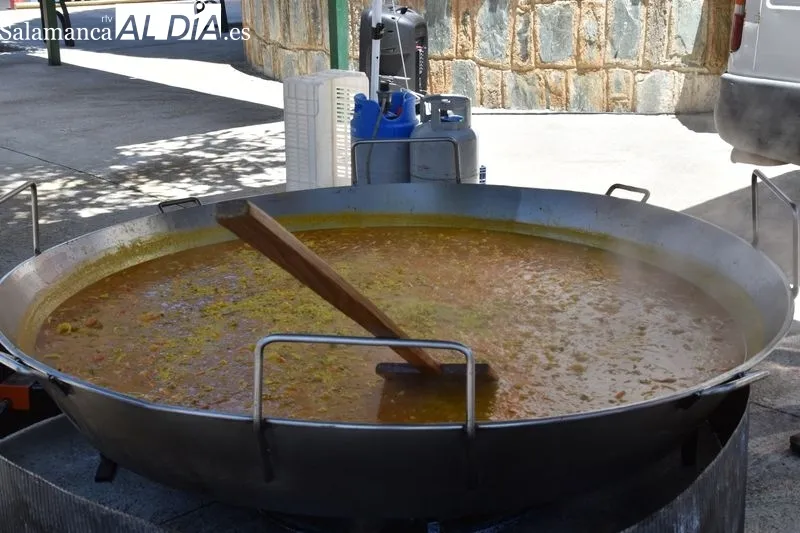 Paellada popular en Pelabravo, con motivo de las fiestas de San Juan Bautista. Foto Vanesa Martins