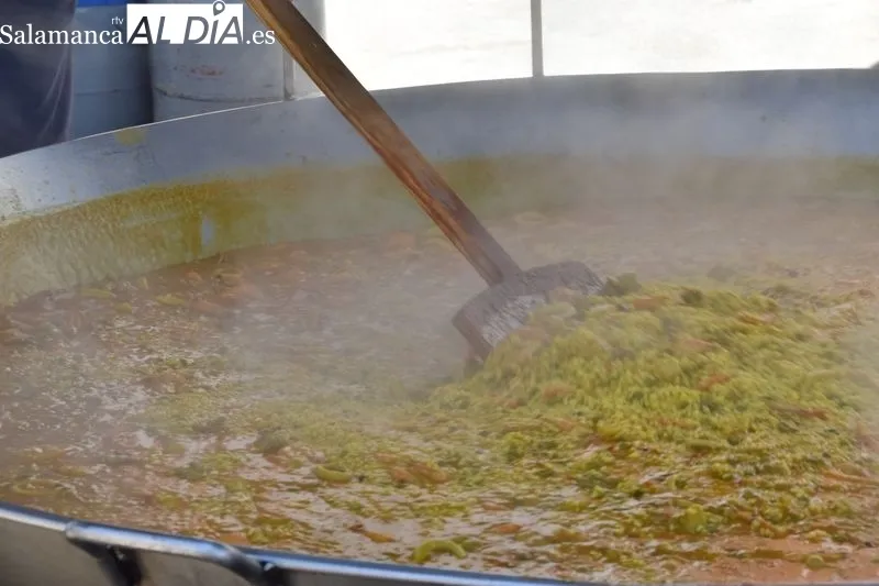 Paellada popular en Pelabravo, con motivo de las fiestas de San Juan Bautista. Foto Vanesa Martins