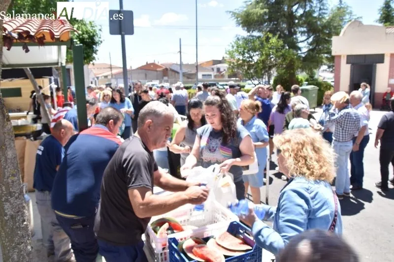Paellada popular en Pelabravo, con motivo de las fiestas de San Juan Bautista. Foto Vanesa Martins