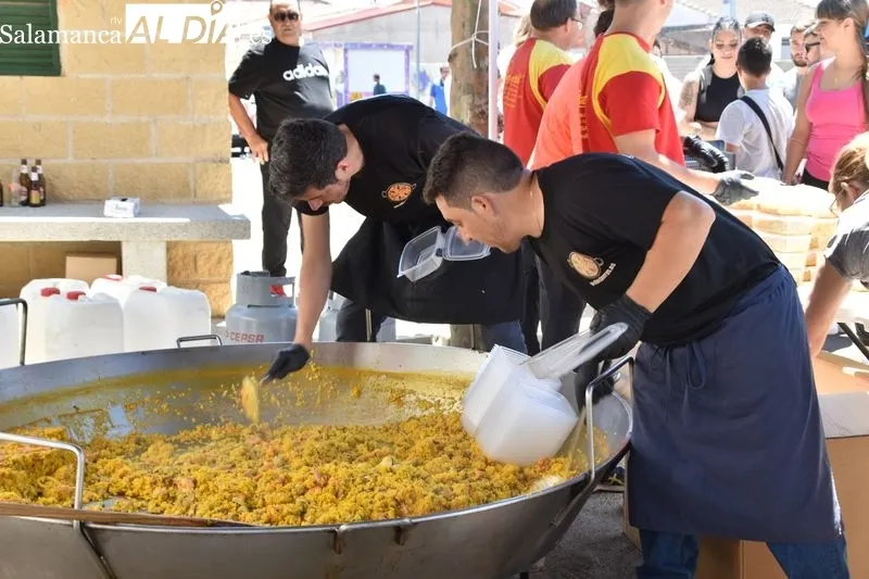 Paellada popular en Pelabravo, con motivo de las fiestas de San Juan Bautista. Foto Vanesa Martins