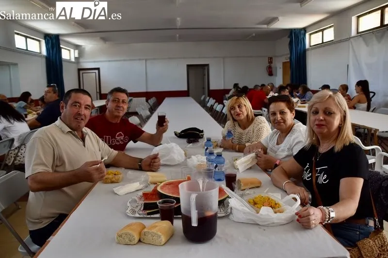 Paellada popular en Pelabravo, con motivo de las fiestas de San Juan Bautista. Foto Vanesa Martins