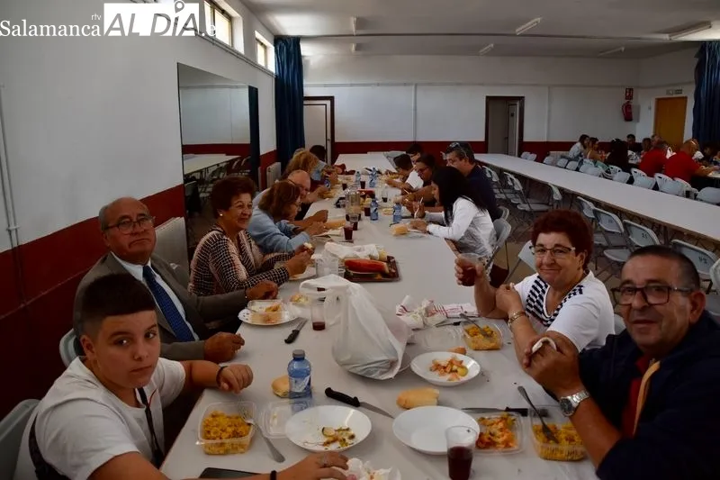 Paellada popular en Pelabravo, con motivo de las fiestas de San Juan Bautista. Foto Vanesa Martins