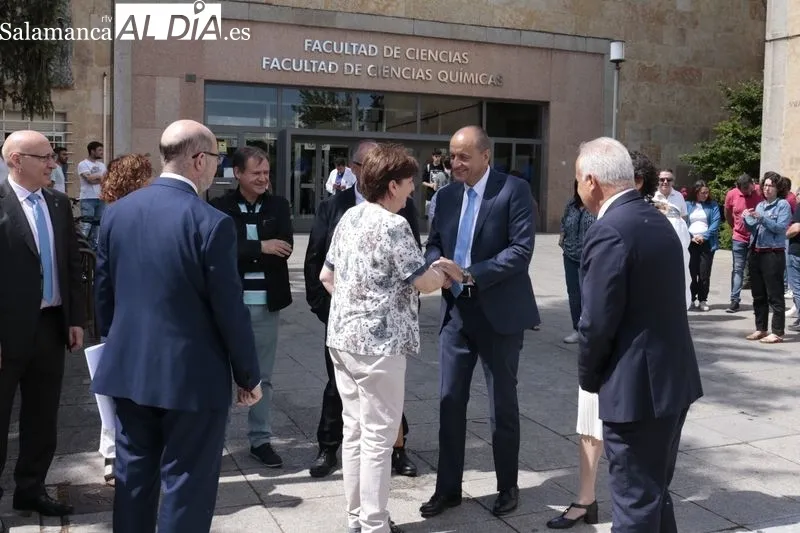 Donación a la Universidad de Salamanca de una piedra de wolframio de tres tonelada, delante de las facultades de Ciencias y Ciencias Químicas. Foto de David Sañudo